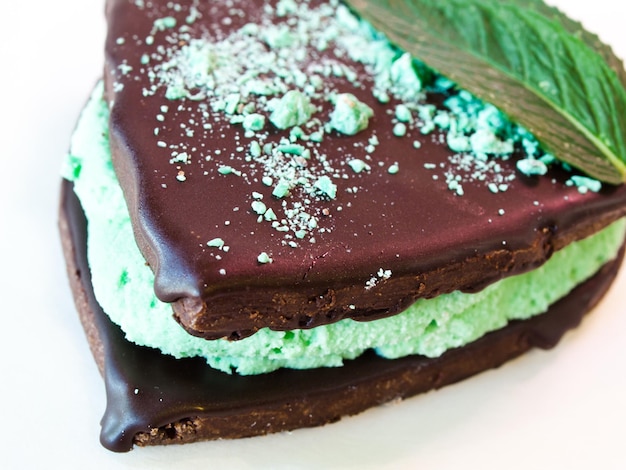 Biscuits au chocolat fourrés à la menthe sur fond blanc.