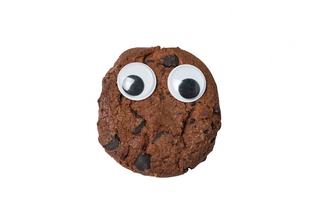 Biscuits au chocolat avec grimace sur mur blanc isolé.