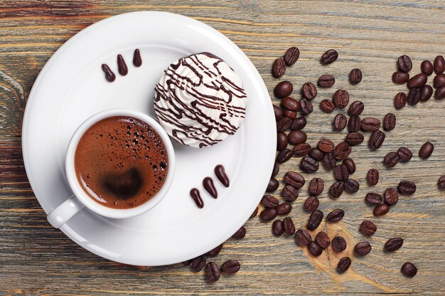 Biscuits au chocolat avec guimauve et tasse de café