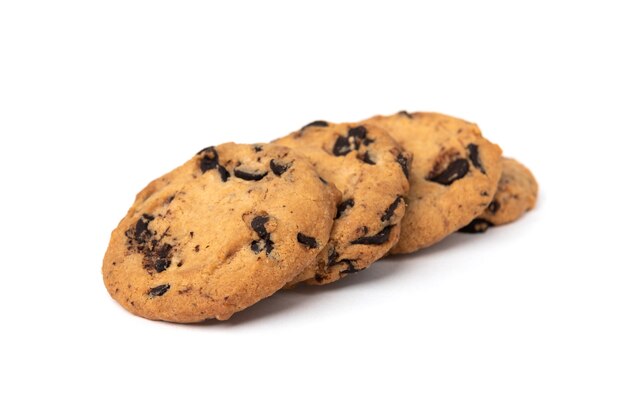 Biscuits au chocolat isolés sur blanc.