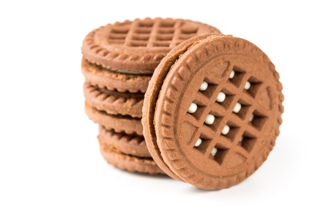 Biscuits au chocolat isolés sur blanc