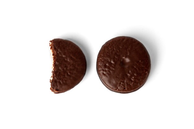 Biscuits au chocolat isolés sur fond blanc. Chocolat .