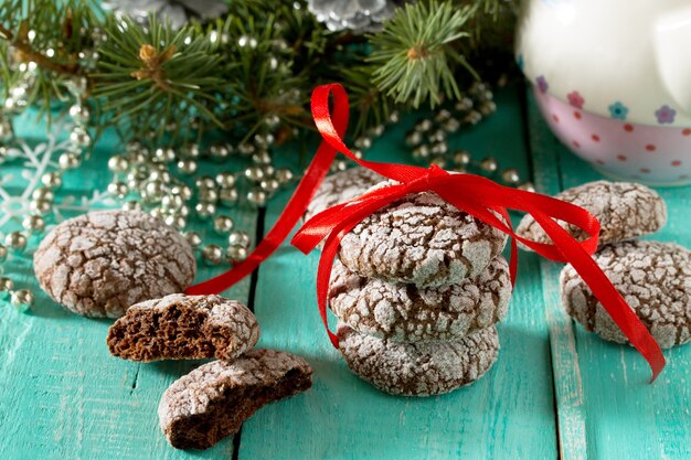 Biscuits au chocolat de Noël sur fond de bois