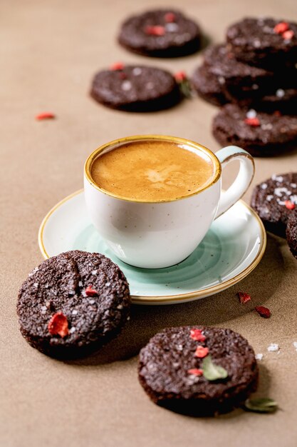 Biscuits au chocolat noir salés