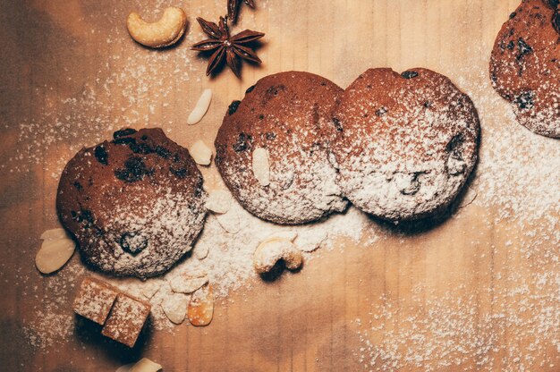 Biscuits au chocolat avec des noix et des épices sur une table