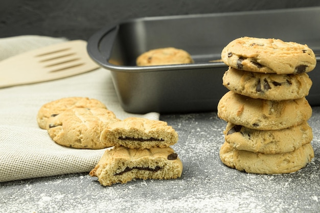 Biscuits au chocolat sur une plaque à pâtisserie