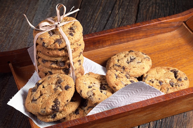 Biscuits au chocolat sur un plateau en bois