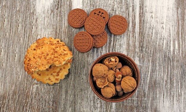 Biscuits au chocolat et sablés et un bol avec des noix