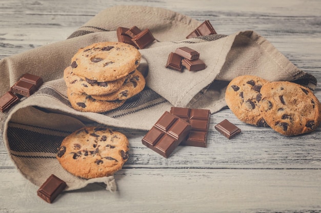 Biscuits au chocolat sur serviette sur fond de bois