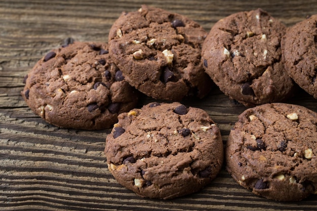 Biscuits au chocolat sur table en bois Biscuits aux pépites de chocolat Biscuits sucrés Pâtisserie maison