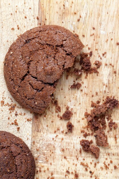 biscuits au chocolat sur une table en bois, biscuits ronds à base de farine et d'une grande quantité de cacao