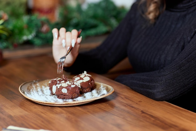 Biscuits au chocolat sur table en bois. Gâteaux avec des pépites de chocolat.