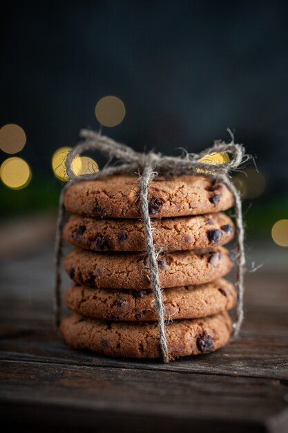 Biscuits au chocolat sur table en bois.