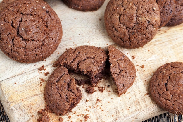 Biscuits au chocolat sur une table en bois