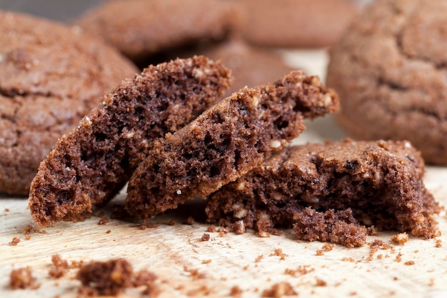 biscuits au chocolat sur une table en bois