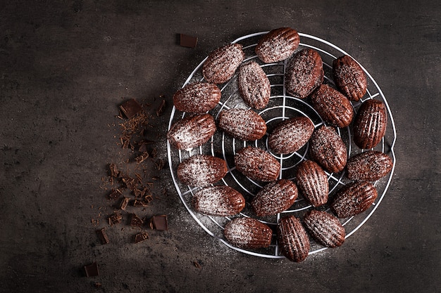 Biscuits au chocolat sur table noire