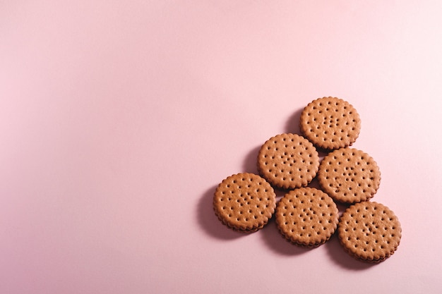 Biscuits au chocolat sur table rose