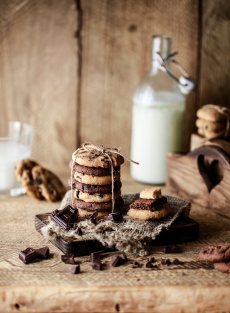 Biscuits au chocolat sur une table rustique en bois. Biscuits maison. Pile de délicieux biscuits au chocolat