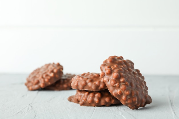 Biscuits au chocolat sur un tableau gris sur fond blanc,