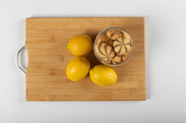 Biscuits au citron et au chocolat sur une planche de bois. vue de dessus