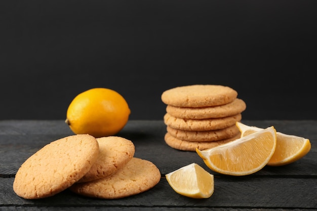 Biscuits au citron avec des fruits frais sur une table en bois