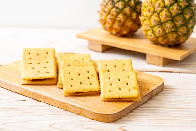 biscuits au fromage avec confiture d'ananas