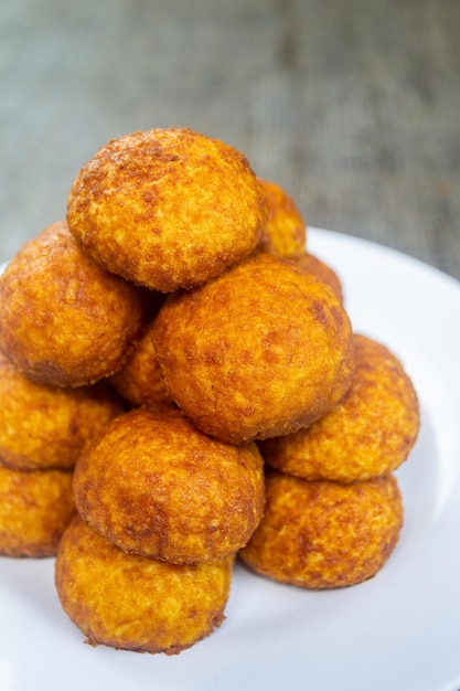 Des biscuits au fromage de palme, un aliment délicieux au goût sucré et salé.