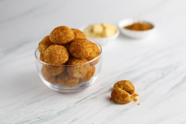 Les biscuits au fromage de palme sont des biscuits à base de farine de sucre granulé parmesan