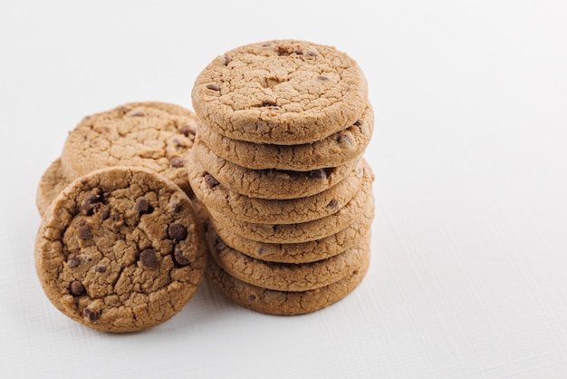 Biscuits au gâteau aux puces rondes avec du chocolat sur fond de surface blanche