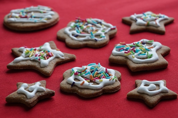 Biscuits au gingembre au décor festif sur fond rouge