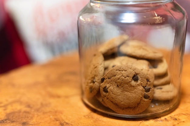 Biscuits au gingembre ou à l'avoine de Noël et du nouvel an ou biscuits au pain d'épice dans un bocal en verre Nourriture de boulangerie sucrée de Noël et saison des vacances d'hiver à la maison