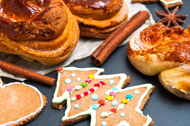 Photo biscuits au gingembre et brioches à la cannelle