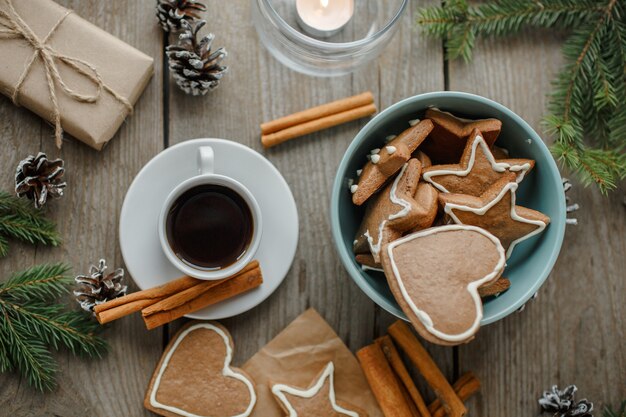 Biscuits au gingembre, café, vue de dessus, table de Noël, fond naturel