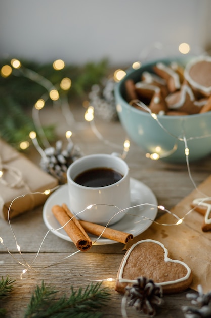 Biscuits au gingembre, café, vue de dessus, table de Noël, fond naturel