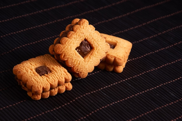 Biscuits au gingembre chaud garnis de chocolat sur fond de style rouge