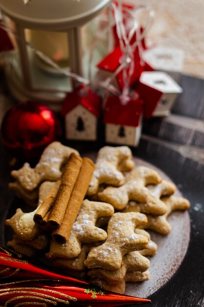 Biscuits au gingembre du Nouvel An sous la forme d'un taureau et des bâtons de cannelle sur une assiette