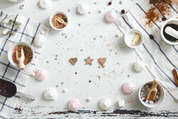 Biscuits au gingembre en forme de coeur et étoiles sur la table