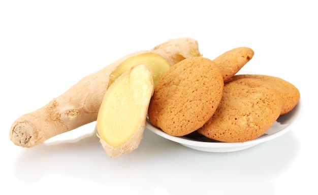 Biscuits au gingembre avec racine de gingembre frais isolated on white