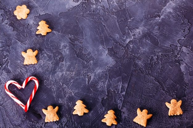 Biscuits au gingembre et sucettes avec espace de copie