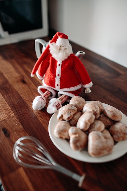 Biscuits au gingembre sur table en bois. Cuisine familiale chaleureuse. Pâtisserie maison.