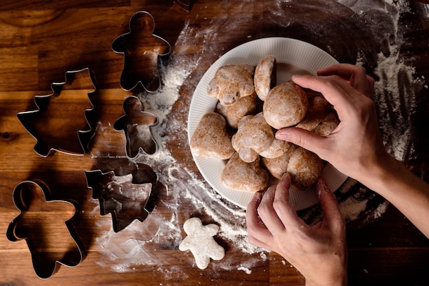 Biscuits au gingembre sur table en bois. Cuisine familiale chaleureuse. Pâtisserie maison.
