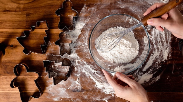 Biscuits au gingembre sur table en bois. Cuisine familiale chaleureuse. Pâtisserie maison.