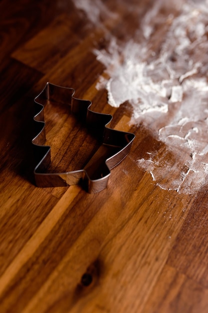 Biscuits au gingembre sur table en bois. Cuisine familiale chaleureuse. Pâtisserie maison.