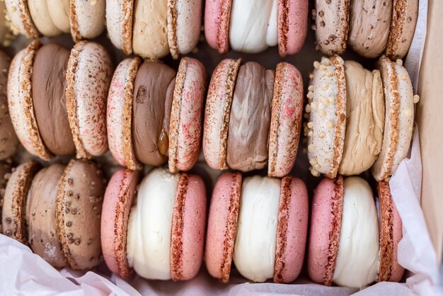 Des biscuits au goût sucré, des macarons, un délicieux dessert français.