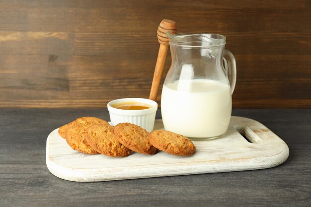 Biscuits au lait, au miel et à la citrouille sur une table en bois grise.