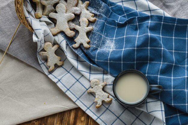 Biscuits au lait d'avoine sur un fond en bois