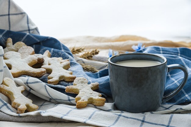 Biscuits au lait d'avoine sur un fond en bois