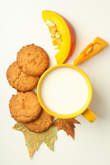 Biscuits au lait et à la citrouille sur fond blanc.