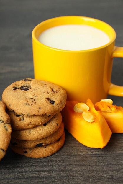 Biscuits au lait et à la citrouille sur une table en bois grise.