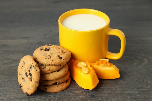 Biscuits au lait et à la citrouille sur une table en bois grise.